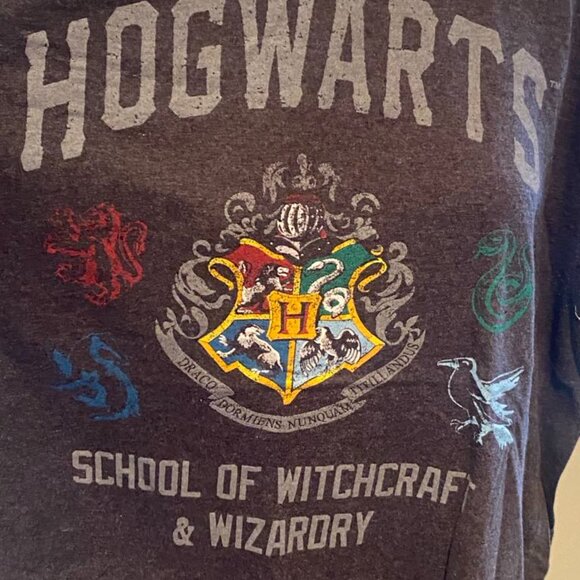 Harry Potter "Hogwarts" XL short sleeve T Shirt Dark Gray Color - Picture 2 of 4